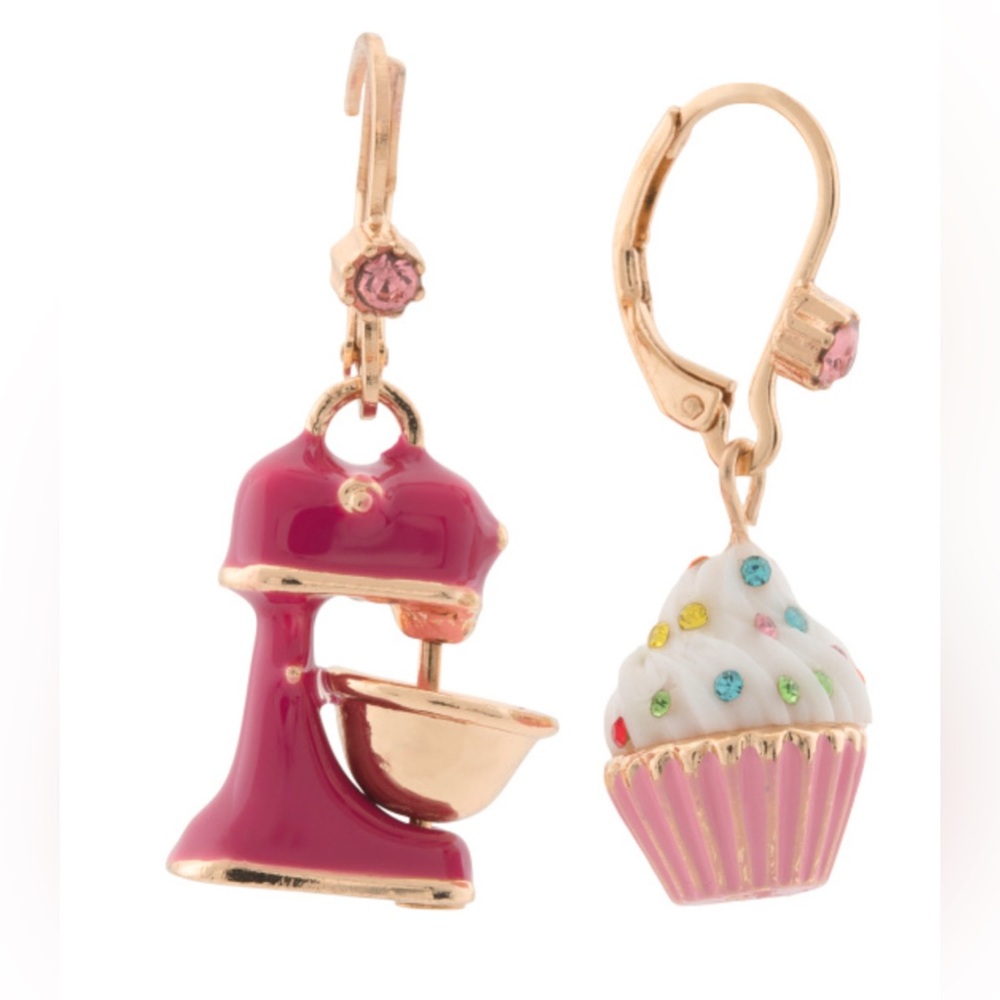 BETSEY JOHNSON
Cupcake Mixer Mismatched Earrings